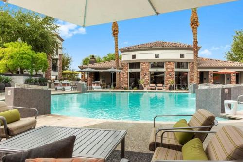 CozySuites Glendale by the stadium with pool 02