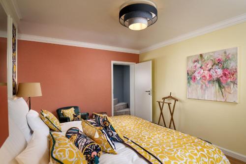 1 double bed, 1 twin bed