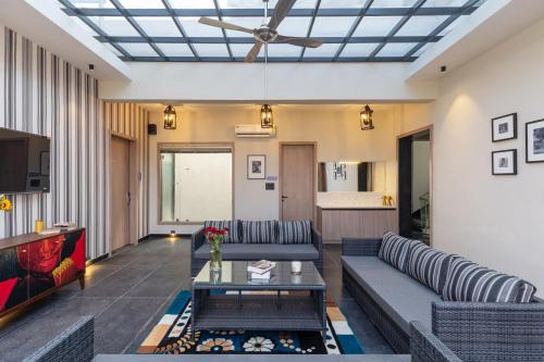 ห้องส่วนกลางสำหรับนั่งเล่น/ดูทีวี, My Downtown - Hotel Blue Chip Udaipur in เทบารี