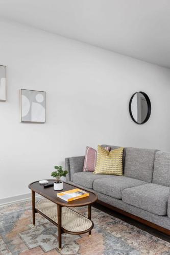 CozySuites I Trendy 1BR, Bottleworks Indy #1 thumb 2