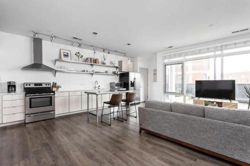 CozySuites I Trendy 1BR, Bottleworks Indy #1 thumb 4