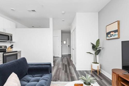 Mid-Century Modern Studio CozySuites Downtown thumb 2
