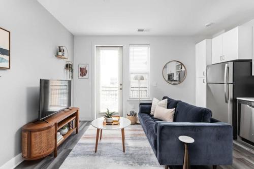 Mid-Century Modern Studio CozySuites Downtown thumb 3