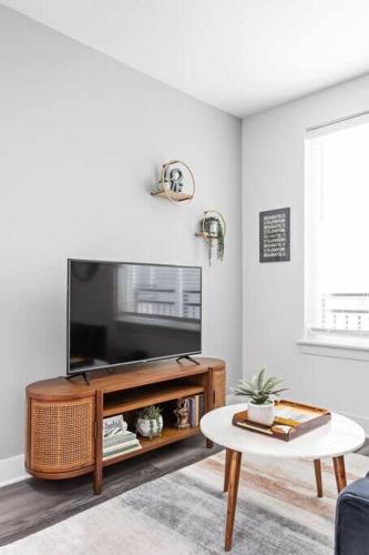 Mid-Century Modern Studio CozySuites Downtown thumb 4