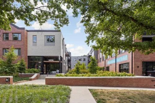 CozySuites Upscale Modern 2BR Broad Ripple - Tap to explore photos