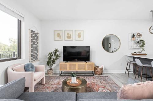 CozySuites Spacious 2BR at Meridian Kessler near Holliday Park