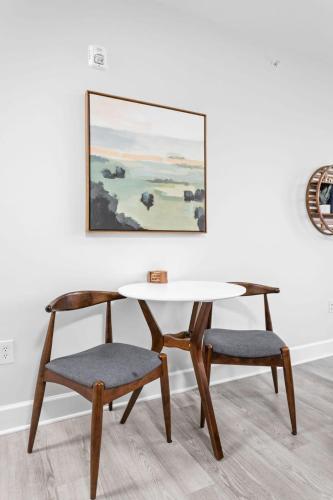CozySuites Spacious 2BR at Meridian Kessler near Holliday Park