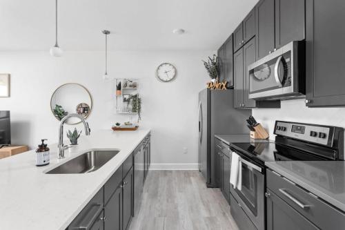 CozySuites Spacious 2BR at Meridian Kessler near Holliday Park