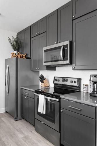 CozySuites Spacious 2BR at Meridian Kessler near Holliday Park