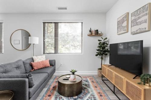 CozySuites Modern Studio in Meridian Kessler near Hinkle Fieldhouse