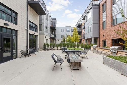 CozySuites Modern Studio in Meridian Kessler near Hinkle Fieldhouse