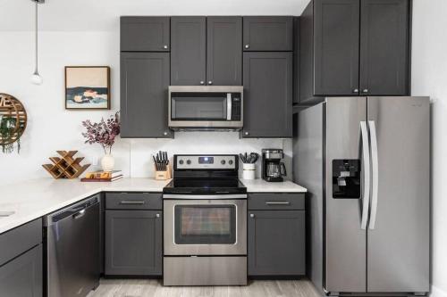 Stunning Studio Apt near Broad Ripple CozySuites - Tap to explore photos