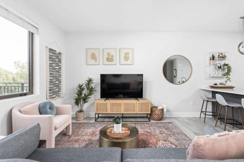 Spacious 2BR in Meridian Kessler by CozySuites near Holliday Park