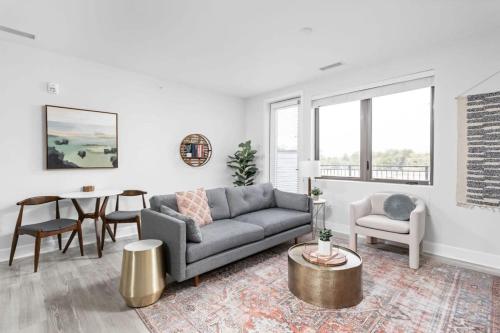 Spacious 2BR in Meridian Kessler by CozySuites in Indianapolis, USA