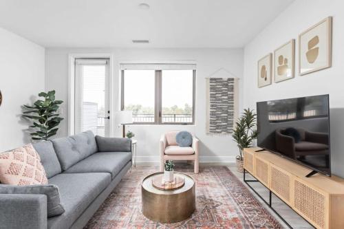 Spacious 2BR in Meridian Kessler by CozySuites in Indianapolis, USA