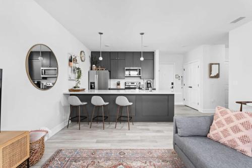 Spacious 2BR in Meridian Kessler by CozySuites in Indianapolis, USA