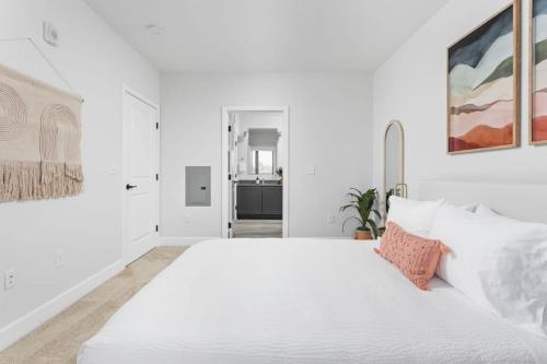 Spacious 2BR in Meridian Kessler by CozySuites in Indianapolis, USA