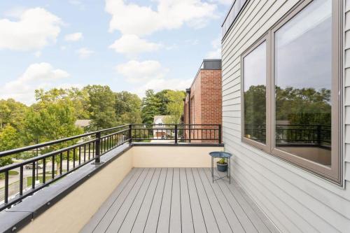 Spacious 2BR in Meridian Kessler by CozySuites near Holliday Park