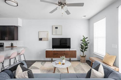 CozySuites Nora 2BR next to Whole Foods in Indianapolis, USA