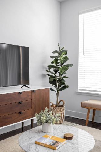 CozySuites Nora 2BR next to Whole Foods in Indianapolis, USA
