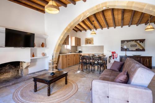 Koplietošanas atpūtas telpa ar TV, Stone Court Boutique Studios in Miliou