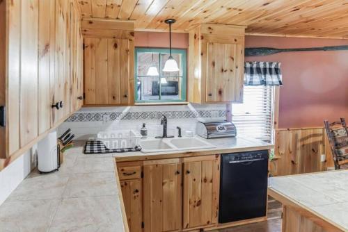 4 BDRM - Hot Tub - Fire Pit in Old Forge, USA