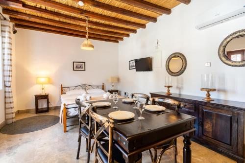 Iekārtas, Stone Court Boutique Studios in Miliou