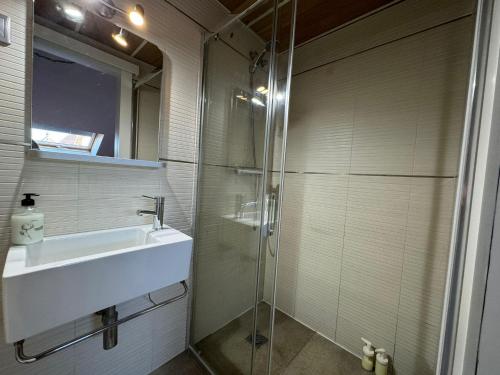 One-Bedroom Apartment image 2