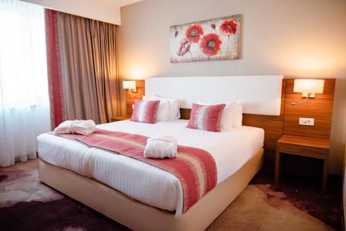 1 king bed, 2 twin beds