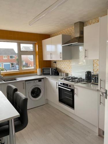 Spacious 2 Bed Village Flat sleeps 4/6 in 諾丁漢