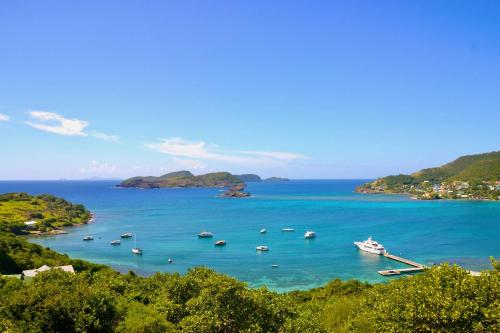 Vistas, Stunning 3 Bed Villa Balcony & Sea View in Friendship