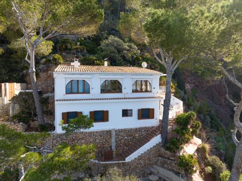 Sea front house with astounding views.