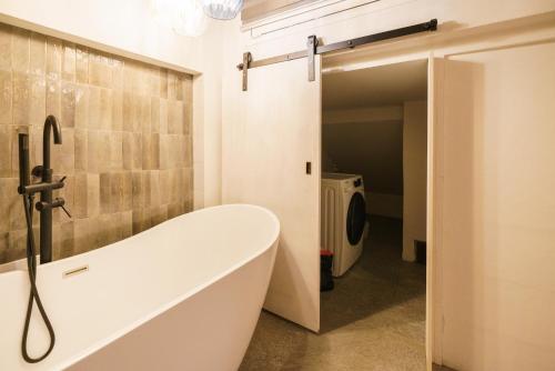 One-Bedroom Apartment image 3