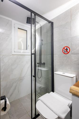 Cesily 2-Bedroom Apartment in Athens - image 9