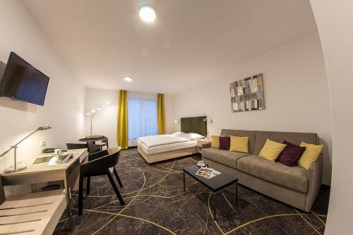 1 king bed, 1 sofa bed