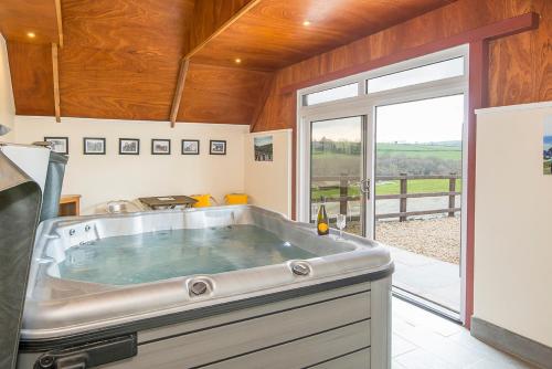 Luxury cottage with private INDOOR hot tub+woodlands
