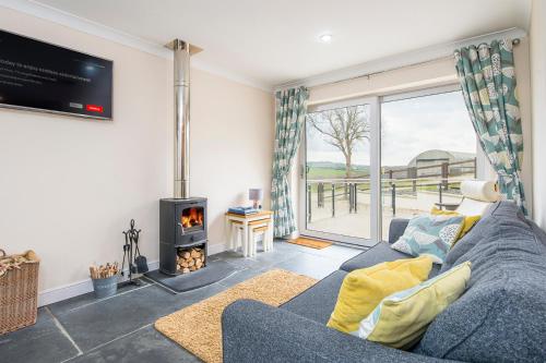 RURAL RETREAT WALES Indoor Hot Tub, Log Fire, Starry Skies, Woodland Walks in Cenarth