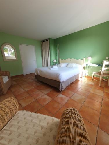 room detail thumbnail 2