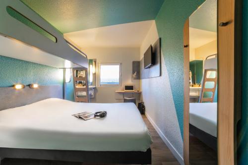 1 double bed, 1 twin bed