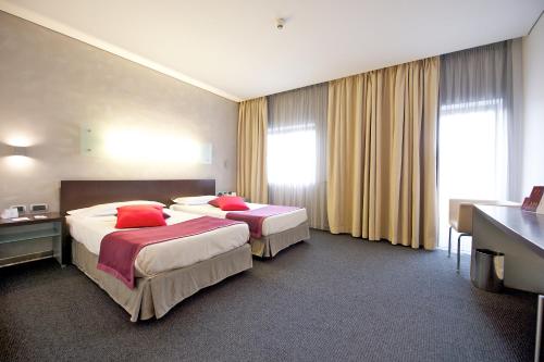 Standard Twin Room image 5