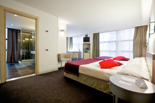 Superior Room with 1 Double Bed and 1 Single Bed image 5