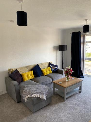 Spacious 2 Bed Village Flat sleeps 4/6 in 諾丁漢