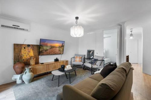 3br unit Stylish retreat SouthPerth