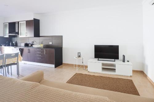 Shared lounge/TV area, Villa ENCOSTA VISTA SALGADOS - BY BEDZY in Guia