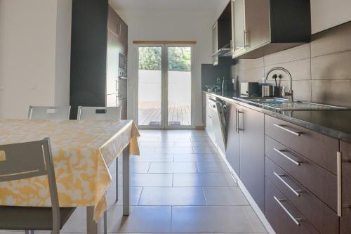 Kitchen, Villa ENCOSTA VISTA SALGADOS - BY BEDZY in Guia