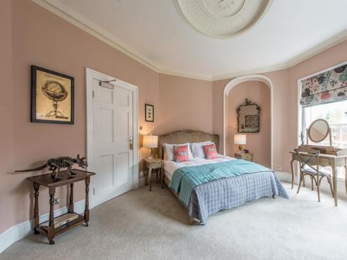 Darwin's Townhouse - image 5