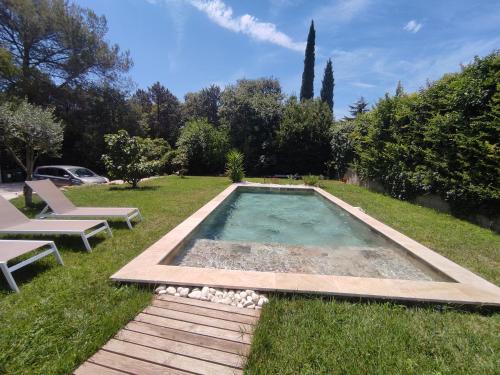 Villa avec piscine proche centre ville Nîmes - Location, gîte - Nîmes