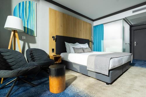 1 queen bed, 1 twin bed