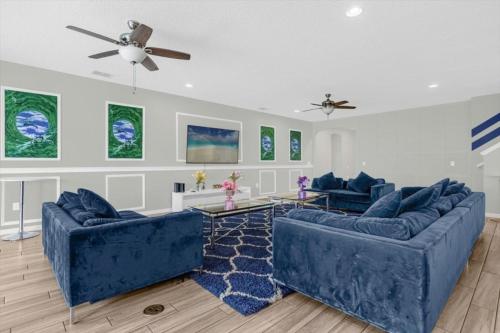 Spacious 14BR 11Bath Pool Home in Great Location home in Davenport, USA