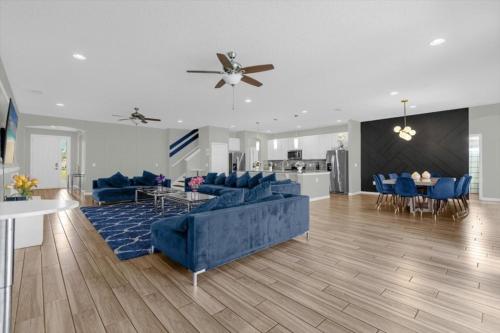 Spacious 14BR 11Bath Pool Home in Great Location home in Davenport, USA
